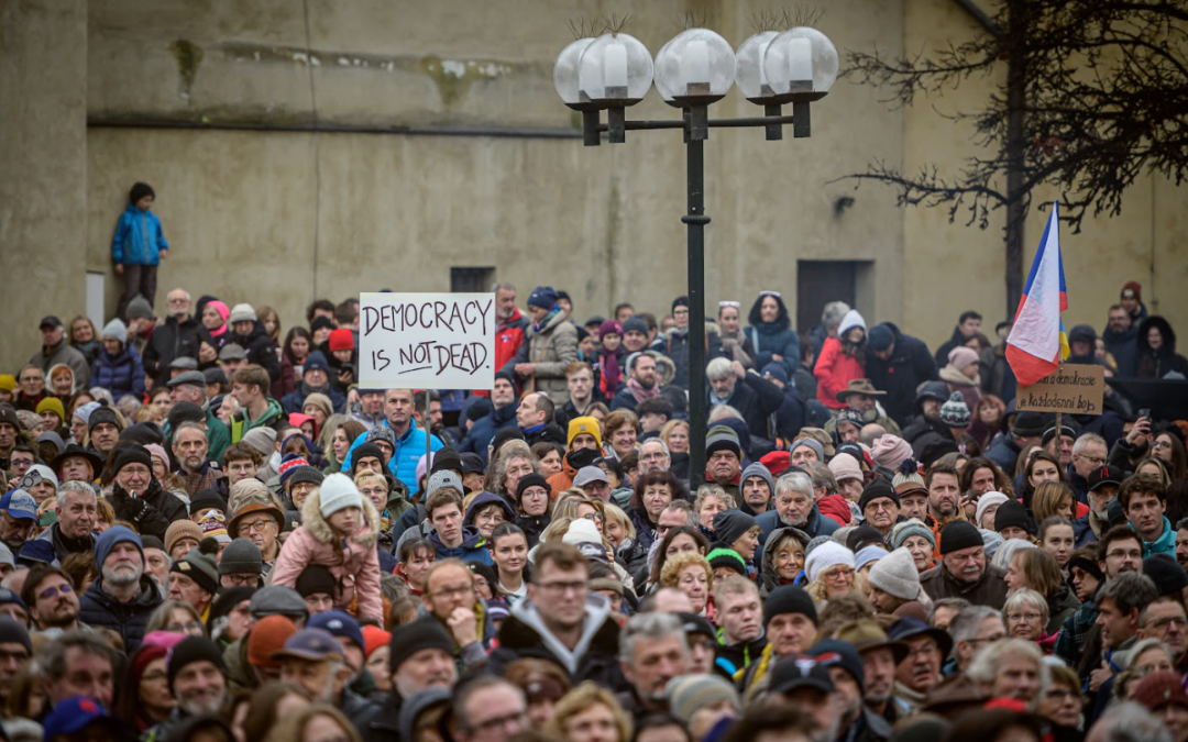 Nedopusťme orbánizaci Česka. Potřebujeme svobodné neziskovky, i když je nemusíme mít rádi